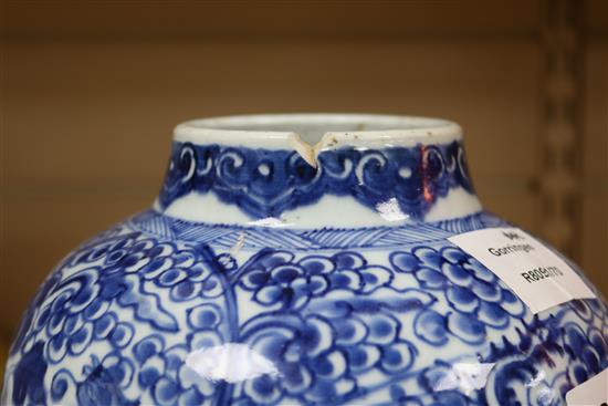 A Chinese Kang Hsi blue and white vase height 23cm